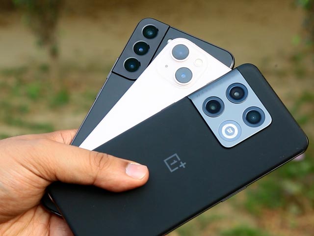 Which Is The Better Cameraphone?