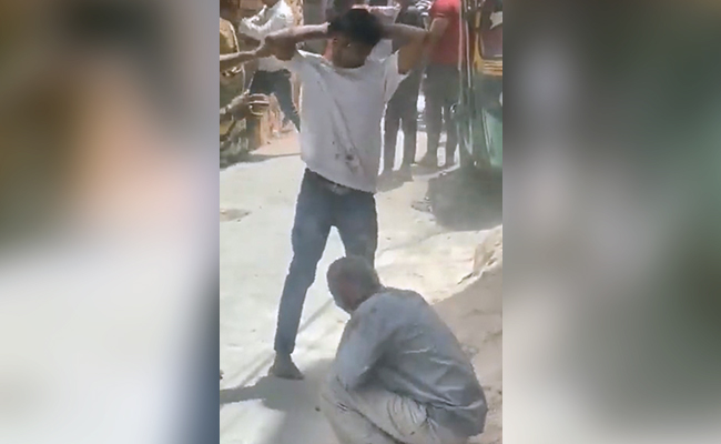 दिल्ली : सोनिया विहार में प्रापर्टी विवाद पर बुजुर्गों पर जमकर चले लाठी-डंडे, वारदात का वीडियो वायरल