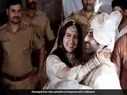 Video : शादी के बाद पहली बार आलिया को गोद में उठाए रणबीर फैंस से हुए मुखातिब, क्यूट फोटो ने जीता दिल Video : शादी के बाद पहली बार आलिया को गोद में उठाए रणबीर फैंस से हुए मुखातिब, क्यूट फोटो ने जीता दिल