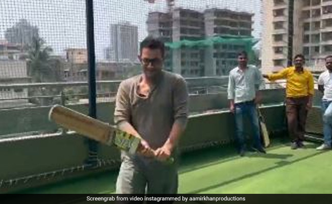 आमिर खान ने क्रिकेट खेलते हुए कर दिया ऐलान, बोले- 28 अप्रैल को मैं तुम्हें कहानी सुनाने वाला हूं