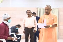 UP: लखनऊ में CM योगी आदित्यनाथ का जनता दरबार, सुनी लोगों की समस्याएं  UP: लखनऊ में CM योगी आदित्यनाथ का जनता दरबार, सुनी लोगों की समस्याएं