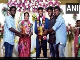 शादी में दूल्हा-दुल्हन को दोस्तों ने शगुन में दिया पेट्रोल-डीजल, सोशल मीडिया पर वायरल हुआ VIDEO शादी में दूल्हा-दुल्हन को दोस्तों ने शगुन में दिया पेट्रोल-डीजल, सोशल मीडिया पर वायरल हुआ VIDEO