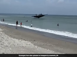 समुद्र में मस्ती कर रहे थे लोग, अचानक ऊपर से गिरा हवा में उड़ता हुआ प्लेन, Video में देखें आगे क्या हुआ समुद्र में मस्ती कर रहे थे लोग, अचानक ऊपर से गिरा हवा में उड़ता हुआ प्लेन, Video में देखें आगे क्या हुआ