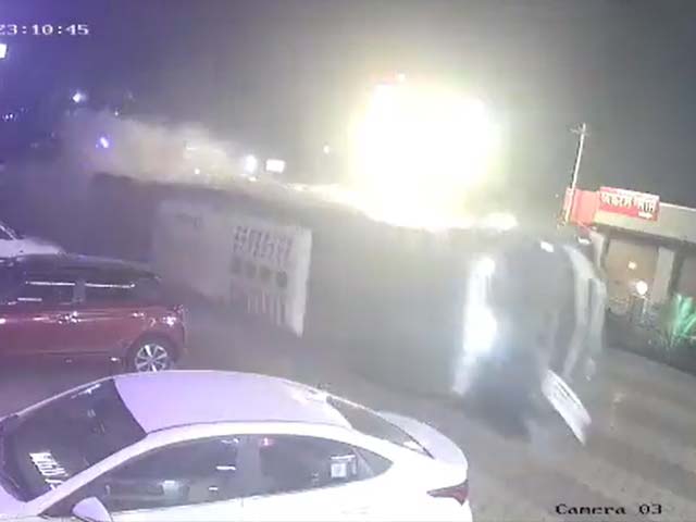 पुणे-अहमदनगर हाईवे पर पलटी लक्ज़री बस, एक की मौत