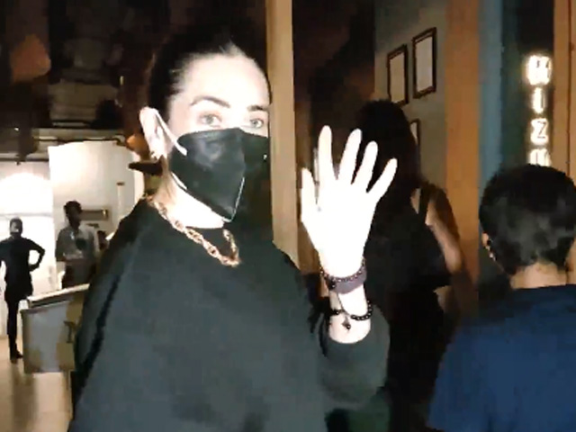 Karisma Kapoor And Kids Enjoy Dinner