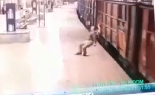 आगरा रेलवे स्टेशन पर कांस्टेबल को पड़ा दौरा, चलती ट्रेन के नीचे गिरे, CCTV में कैद हुआ हादसा