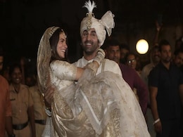 Mr And Mrs Kapoor: Ranbir Carried Alia Bhatt Back In After Posing For Pics Mr And Mrs Kapoor: Ranbir Carried Alia Bhatt Back In After Posing For Pics