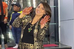Neetu Kapoor Returns To Work, Shows <i>Mehendi</i> To Paparazzi Neetu Kapoor Returns To Work, Shows <i>Mehendi</i> To Paparazzi