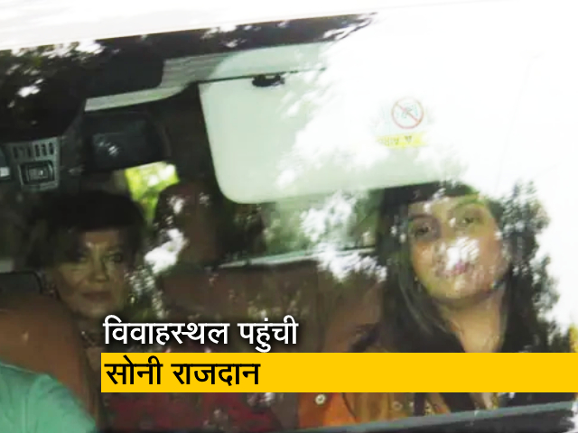 आलिया भट्ट की मां सोनी राजदान और बहन शाहीन भट्ट पहुंची विवाहस्‍थल