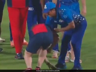 Watch: Former South African Cricketer Touches Sachin Tendulkars Feet In Heartwarming Gesture In IPL 2022 Watch: Former South African Cricketer Touches Sachin Tendulkars Feet In Heartwarming Gesture In IPL 2022