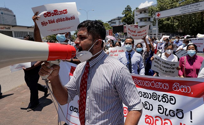 Sri Lanka में प्रदर्शनकारियों का ऐलान : सरकारी इमारतों से "शांतिपूर्ण वापसी" होगी, लेकिन....