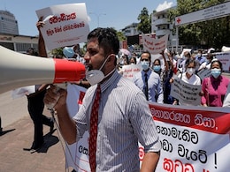 Sri Lanka में प्रदर्शनकारियों का ऐलान : सरकारी इमारतों से "शांतिपूर्ण वापसी" होगी, लेकिन.... Sri Lanka में प्रदर्शनकारियों का ऐलान : सरकारी इमारतों से "शांतिपूर्ण वापसी" होगी, लेकिन....