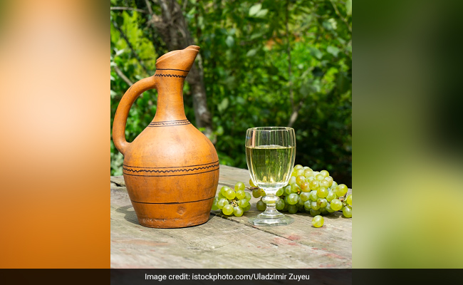 Vastu Shastra के अनुसार घर में इस तरह सुराही रखना माना जाता है शुभ, कहते हैं लक्ष्मी माता होती हैं खुश!