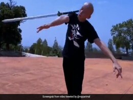 तलवारबाजी में शख्स का कोई सानी नहीं, हाथों के बगैर, फुटबॉल जैसा पैरों से तलवार को घुमाता है तलवारबाजी में शख्स का कोई सानी नहीं, हाथों के बगैर, फुटबॉल जैसा पैरों से तलवार को घुमाता है