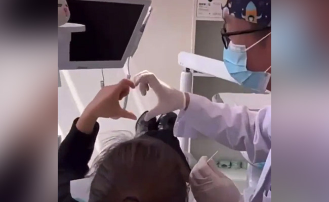 डॉक्टर ने इंजेक्शन के लिए हाथ बढ़ाया, मरीज ने दिल बना दिया, वीडियो देख हंसी आ जाएगी