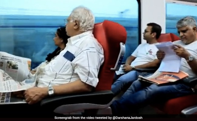शताब्दी एक्सप्रेस में अब यात्री ले सकेंगे विस्टाडोम कोच का मज़ा, Video में देखें कैसा है अंदर का नज़ारा