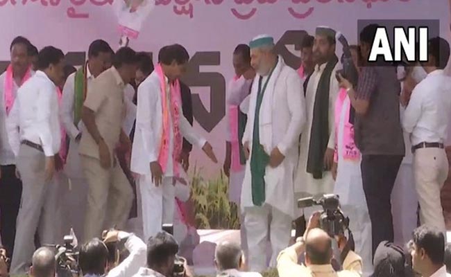 Farmer Leader Rakesh Tikait Joins Telangana's KCR Protest On Paddy Procurement