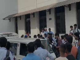 बिहार : अभ्यर्थियों ने प्रदर्शन के दौरान की आत्मदाह करने की कोशिश, पुलिस ने भांजीं लाठियां बिहार : अभ्यर्थियों ने प्रदर्शन के दौरान की आत्मदाह करने की कोशिश, पुलिस ने भांजीं लाठियां