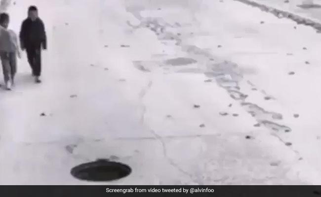 खुले मैनहोल के चारों तरफ पत्थर लगाकर, छोटे बच्चों ने निभाई बड़ी जिम्मेदारी, देखें वीडियो