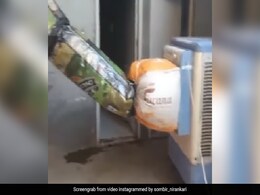 दूसरे कमरे में रखे कूलर से नहीं मिल रही थी हवा, शख्स ने किया यूनिक जुगाड़, Video देख लोगों ने नोच लिए अपने बाल दूसरे कमरे में रखे कूलर से नहीं मिल रही थी हवा, शख्स ने किया यूनिक जुगाड़, Video देख लोगों ने नोच लिए अपने बाल