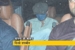 अभिनेता रणबीर कपूर को शादी की खबरों के बीच पैपराजी ने किया क्लिक  अभिनेता रणबीर कपूर को शादी की खबरों के बीच पैपराजी ने किया क्लिक