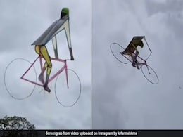 Video: खुले आसमान में साइकिल चलाते इस शख्स को देख लोग पलक झपकना भूल गए Video: खुले आसमान में साइकिल चलाते इस शख्स को देख लोग पलक झपकना भूल गए