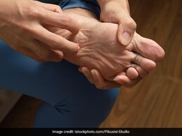 तलवों में होती है जलन तो पानी में डालें यह एक चीज और बैठ जाएं पैर डुबोकर, मिल जाएगा आराम  तलवों में होती है जलन तो पानी में डालें यह एक चीज और बैठ जाएं पैर डुबोकर, मिल जाएगा आराम
