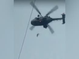 झारखंड रोपवे हादसा: हेलीकॉप्टर से चलाए जा रहे बचाव अभियान के दौरान ऊंचाई से गिरा शख्स, मौत झारखंड रोपवे हादसा: हेलीकॉप्टर से चलाए जा रहे बचाव अभियान के दौरान ऊंचाई से गिरा शख्स, मौत