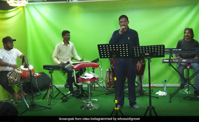 Viral Video: इस शख्स ने कुछ इस अंदाज में गाया 'शोले' का गाना, आप भी कहेंगे 'बस कर यार'