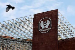 LIC Board Approves Cut In IPO Issue Size To 3.5% From 5%: Sources LIC Board Approves Cut In IPO Issue Size To 3.5% From 5%: Sources