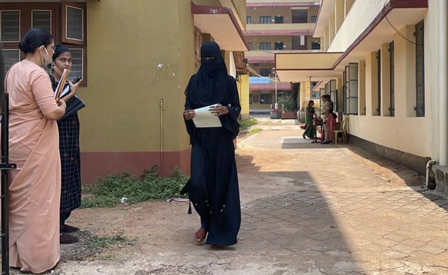 हिजाब को लेकर अर्ज़ी देने वाली दो छात्राओं को नहीं मिली परीक्षा देने की अनुमति, कॉलेज से लौटीं