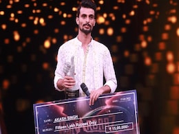 हुनरबाज के विनर बने आकाश सिंह, चमचमाती ट्रॉफी के साथ मिला 15 लाख रुपये का चेक हुनरबाज के विनर बने आकाश सिंह, चमचमाती ट्रॉफी के साथ मिला 15 लाख रुपये का चेक