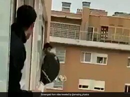 खिड़की बनी टेनिस मैच का ग्राउंड, प्लेयर्स के खेलने का अंदाज देखकर हैरत में पड़ जाएंगे आप खिड़की बनी टेनिस मैच का ग्राउंड, प्लेयर्स के खेलने का अंदाज देखकर हैरत में पड़ जाएंगे आप