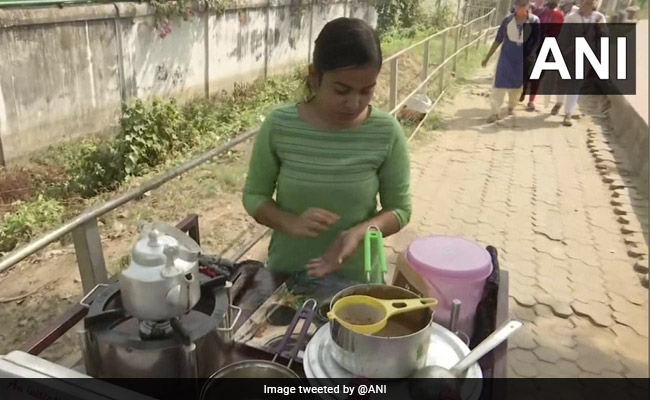 Economics में ग्रैजुएशन करने पर भी नहीं मिली नौकरी, छात्रा ने खोली चाय दुकान, कहा- पीना ही पड़ेगा