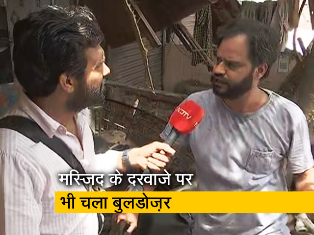 दिल्&zwj;ली : जहांगीरपुरी में जिस मस्ज़िद से शुरू हुई हिंसा उसके आगे के दरवाज़े को ढहाया गया