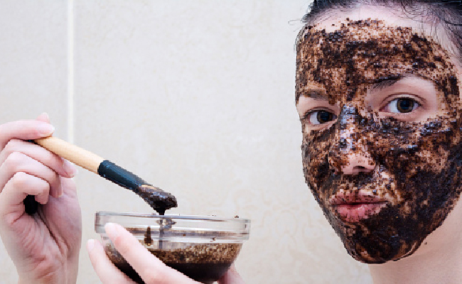 धूल मिट्टी और तेज धूप से चेहरे की चमक हो गई है गायब, होम मेड स्क्रब से स्किन करिए exfoliate