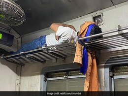 मुंबई लोकल ट्रेन में सोते शख्स की तस्वीर हुई वायरल, लोग बोले- चैन से जीने नहीं देगा ये समाज मुंबई लोकल ट्रेन में सोते शख्स की तस्वीर हुई वायरल, लोग बोले- चैन से जीने नहीं देगा ये समाज