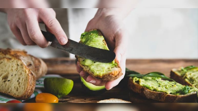 Kid's Lunchbox Recipe: बच्चे के लिए बनाएं टेस्टी एवोकाडो टोस्ट, नोट करें ये वाली रेसिपी, चाटते रह जाएंगे उंगली