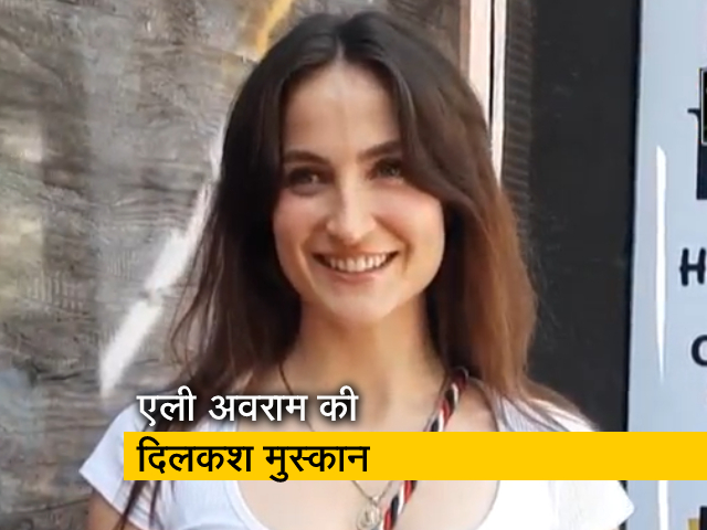 एली अवराम मुंबई में आईं नजर, मुस्‍कान के साथ पैपराजी को दिए पोज 