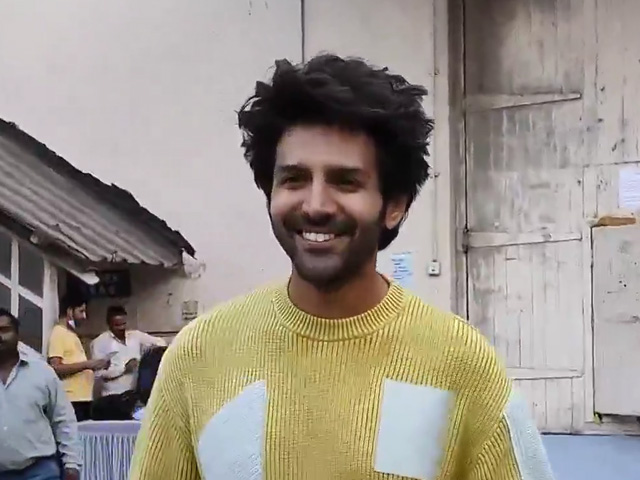 Kartik Aaryan Interacts With Paparazzi
