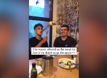 Watch: Waiter's Challenge Creates A Mind-Blowing Apple-Catching Game That Has Gone Viral Watch: Waiter's Challenge Creates A Mind-Blowing Apple-Catching Game That Has Gone Viral