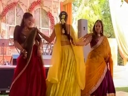 '52 गज का दामन' पर दुल्हन की भाभी और बहन के डांस के दीवाने हुए लोग, लगा ऐसा चस्का कि Video कर दिया वायरल '52 गज का दामन' पर दुल्हन की भाभी और बहन के डांस के दीवाने हुए लोग, लगा ऐसा चस्का कि Video कर दिया वायरल