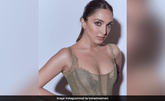 Kiara Advani Looks Ravishing In A Thigh-High Slit Dress. Janhvi Kapoor And Mira Rajput Agree
