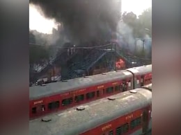 VIDEO: उत्तरी दिल्ली स्थित रेलवे गोदाम में लगी भीषण आग VIDEO: उत्तरी दिल्ली स्थित रेलवे गोदाम में लगी भीषण आग