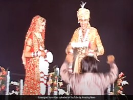 शादी में दुल्हन वरमाला पहनाने का कर रही थी इंतजार, दुल्हे ने मौका देख अपने दोस्त के गले में डाल दी माला शादी में दुल्हन वरमाला पहनाने का कर रही थी इंतजार, दुल्हे ने मौका देख अपने दोस्त के गले में डाल दी माला