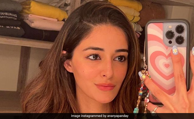 अनन्या पांडे ने शेयर की मिरर सेल्फी, देखते रह जाएंगे एक्ट्रेस का अंदाज