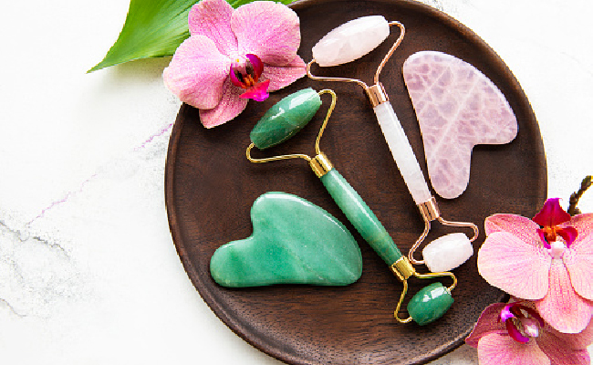 What Does Gua Sha Do For Your Face? How To Use This Beauty Tool?