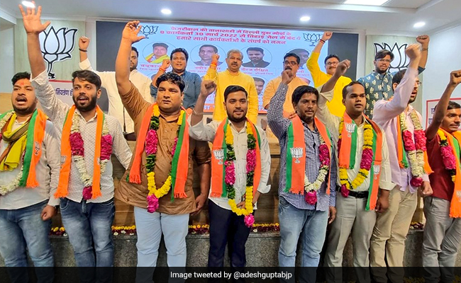 Garlands For BJP Workers Jailed For Protest At Arvind Kejriwal Home