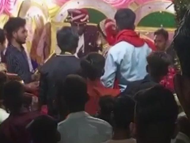 Viral: Man Garlands Would-Be Wife, She Slaps Him On Stage
