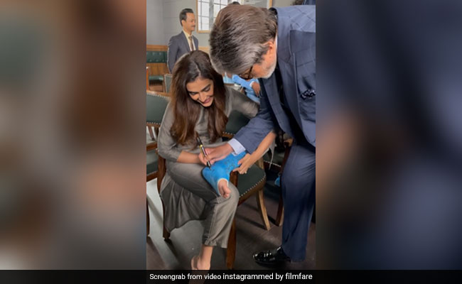 टीवी एक्ट्रेस आकांक्षा सिंह के प्लास्टर लगे पैर पर ऑटोग्राफ देते दिखे अमिताभ बच्चन, फैन्स बोले- हाउ स्वीट...Video 